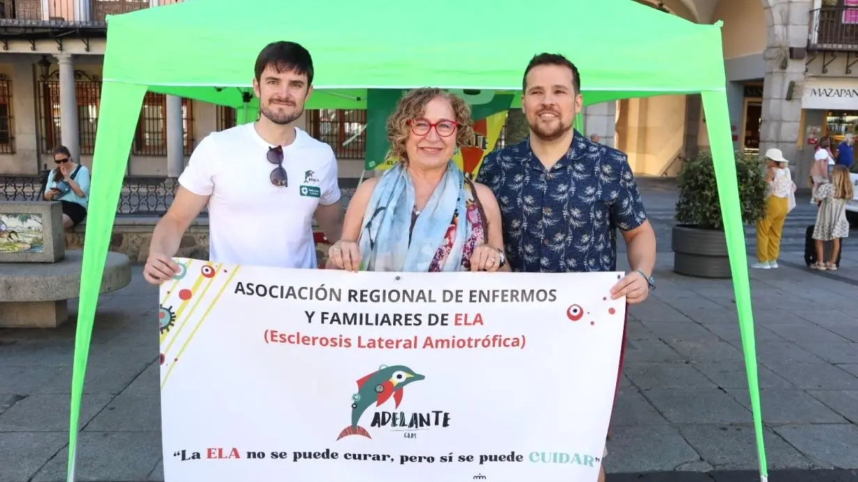 La directora general de Humanización y Atención Sociosanitaria, María Teresa Marín, durante su visita a la mesa informativa instalada en la Plaza de Zocodover de Toledo por la asociación Adelante ELA para conmemorar el Día Mundial de lucha contra esta enfermedad