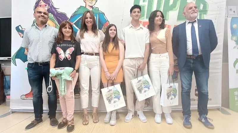 La directora general de Economía Circular y Agenda 2030, Esther Haro, durante la entrega del premio ‘Supercirculares 2024’ en categoría Secundaria, concedido a los alumnos y alumnas de 4º de ESO del IES 'Castilla' de Guadalajara