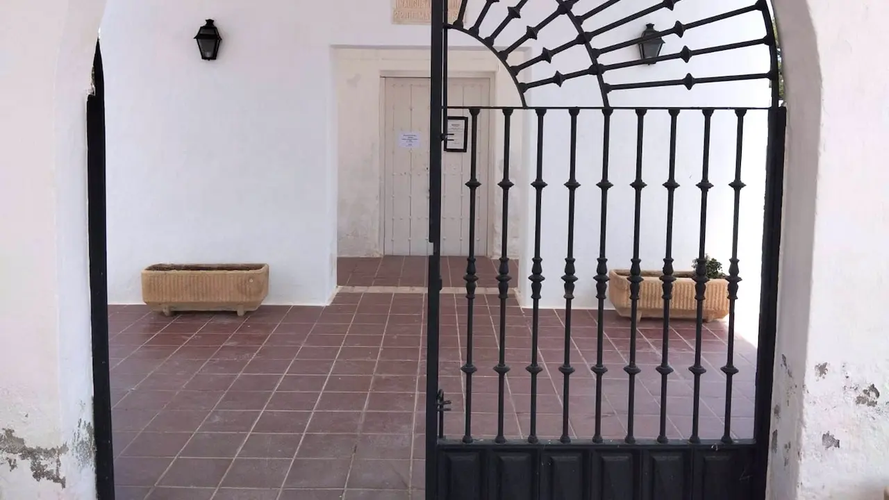 Roban unos 140 crucifijos de bronce del cementerio municipal de La Guardia (Toledo)