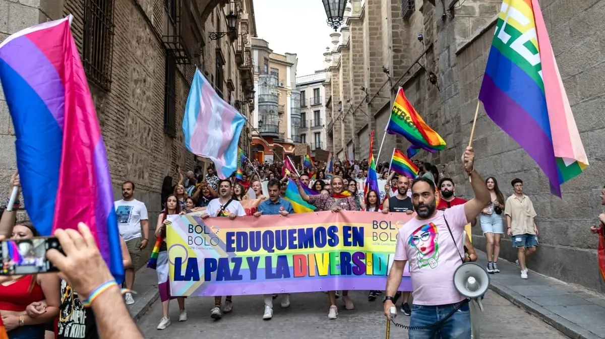 Decenas de personas participan en la manifestación en Toledo por los derechos del colectivo LGTBI, al final de la cual se ha leído un manifiesto - EFE/Ángeles Visdómine