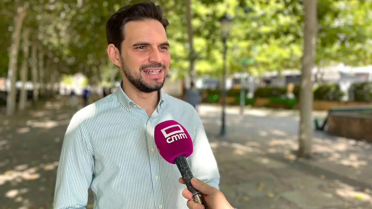 El diputado autonómico del PP de Castilla-La Mancha, Santiago Serrano, atendiendo a los medios este domingo en Talavera de la Reina (Toledo)