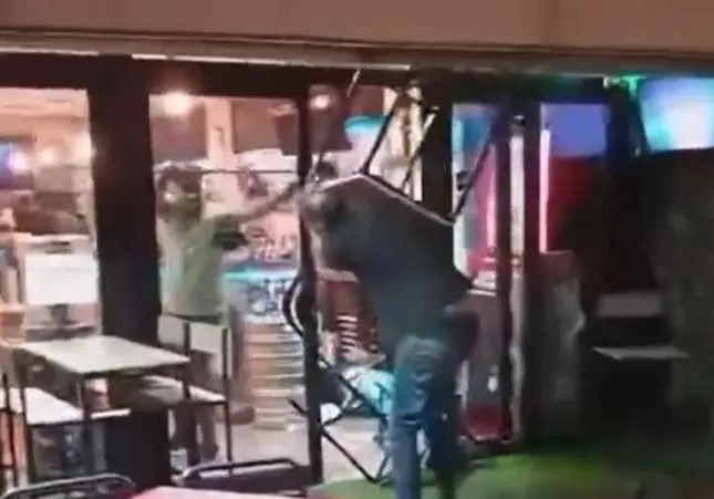 VIDEO. Destroza un bar y ataca a los dueños por no devolverle el dinero de la tragaperras