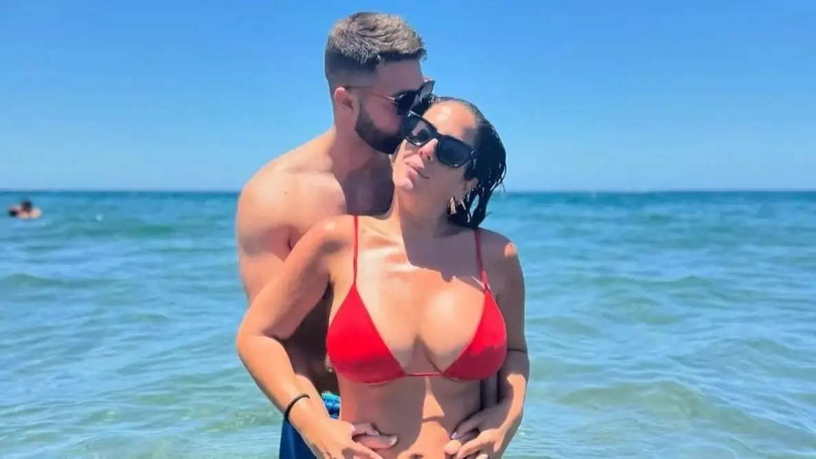 En la imagen de archivo Anabel Pantoja junto a su novio en una playa