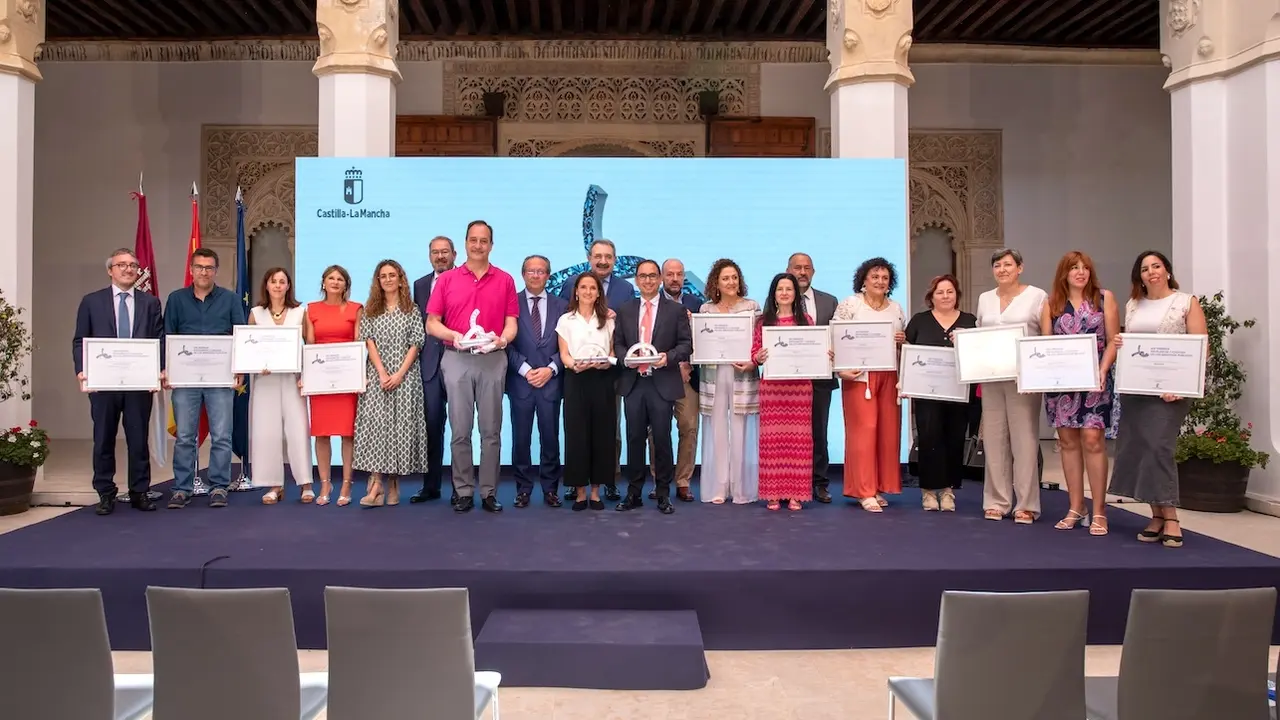 El consejero de Hacienda, Administraciones Públicas y Transformación Digital, Juan Alfonso Ruiz Molina, entrega los XIII Premios a la Excelencia y la Calidad en la Prestación de los Servicios Públicos de Castilla-La Mancha, en un acto que ha tenido lugar en el Palacio de Fuensalida
