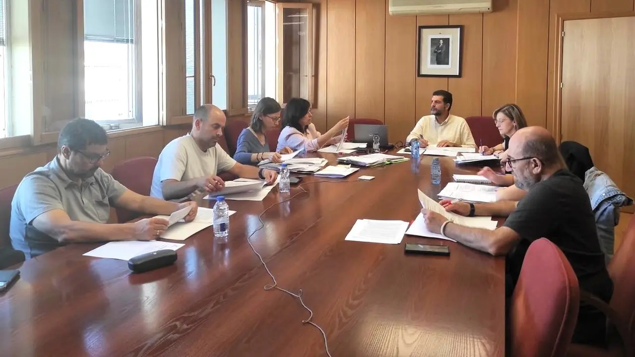El delegado de Fomento en la provincia de Ciudad Real, Manuel Martínez López-Alcorocho, preside la reunión de la Comisión de Vivienda