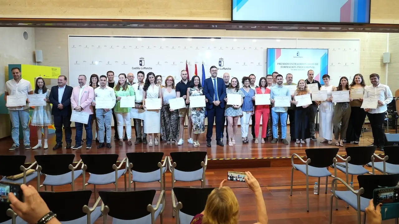 EL consejero de Educación, Cultura y Deportes, Amador Pastor, ha presidido la entrega de los Premios Extraordinarios de Formación Profesional en la Consejería de Educación, Cultura y Deportes en Toledo
