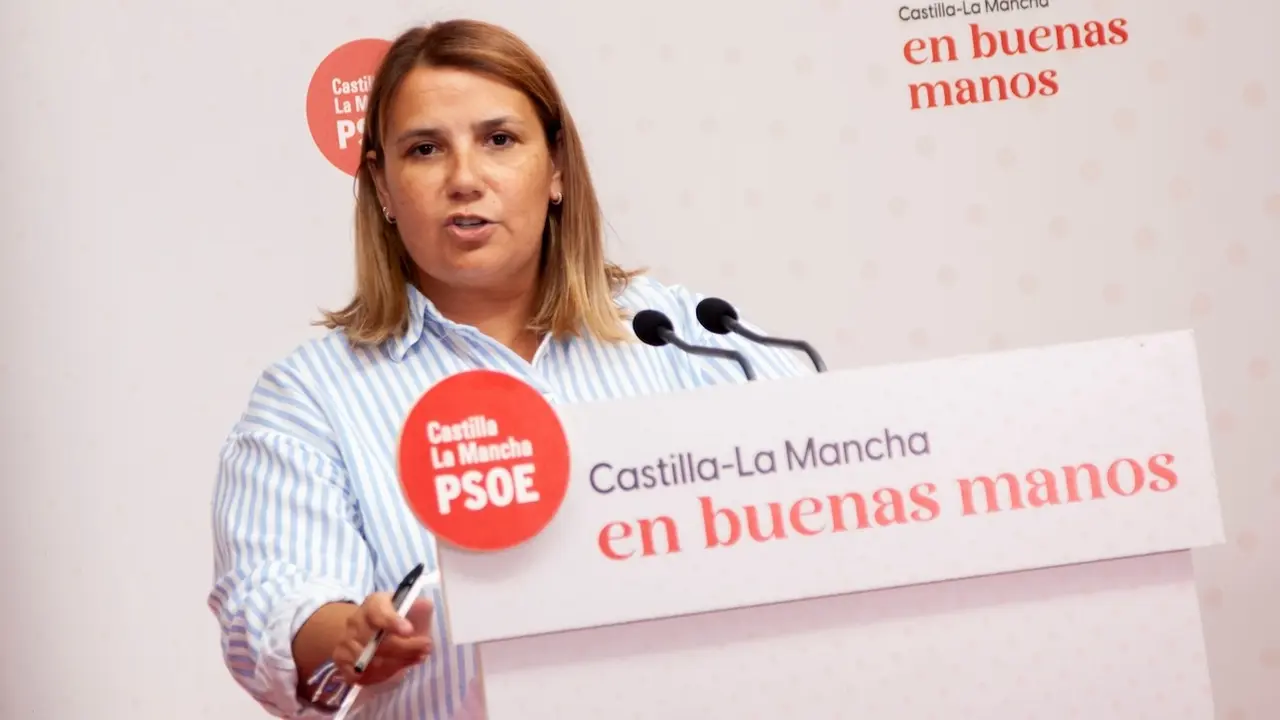 La presidenta de la Ejecutiva provincial del PSOE de Toledo, Tita García Élez, durante la rueda de prensa que ha ofrecido en la sede de los socialistas en Toledo