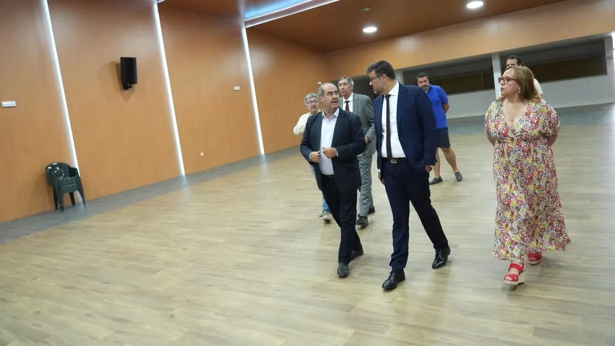 El consejero de Educación, Cultura y Deportes, Amador Pastor, en una visita que ha realizado al Auditorio de Ballesteros de Calatrava (Ciudad Real)