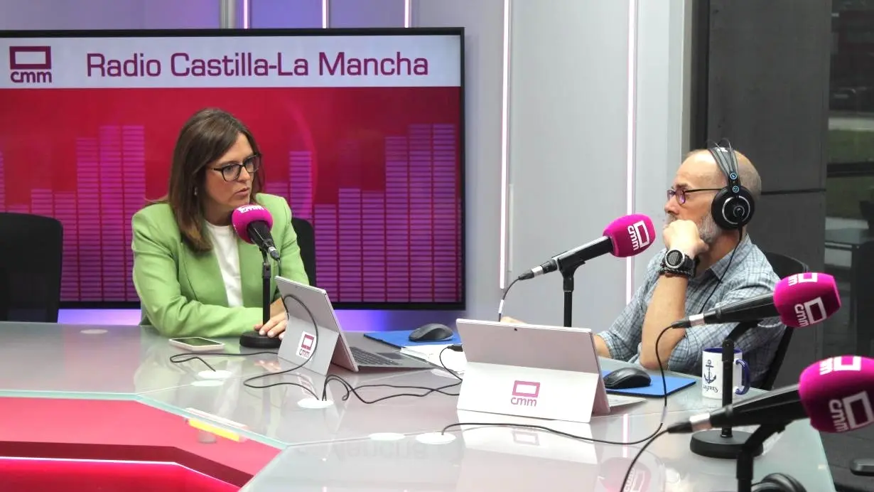 La consejera Portavoz del Gobierno de Castilla-La Mancha, Esther Padilla, durante la entrevista en la radio pública regional