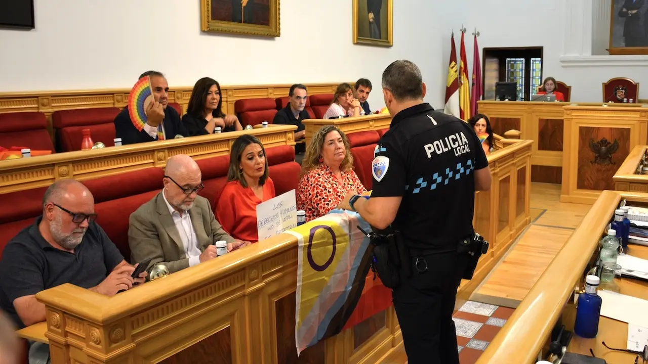 El alcalde de Toledo (PP) ordena a la Policía retirar la bandera LGTBI del Pleno