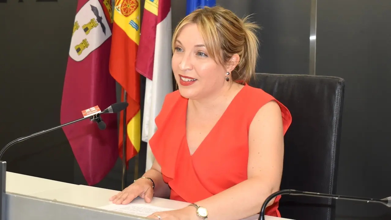 La portavoz del Grupo Municipal Socialista en el Ayuntamiento de Albacete, Amparo Torres, en rueda de prensa en el Consistorio