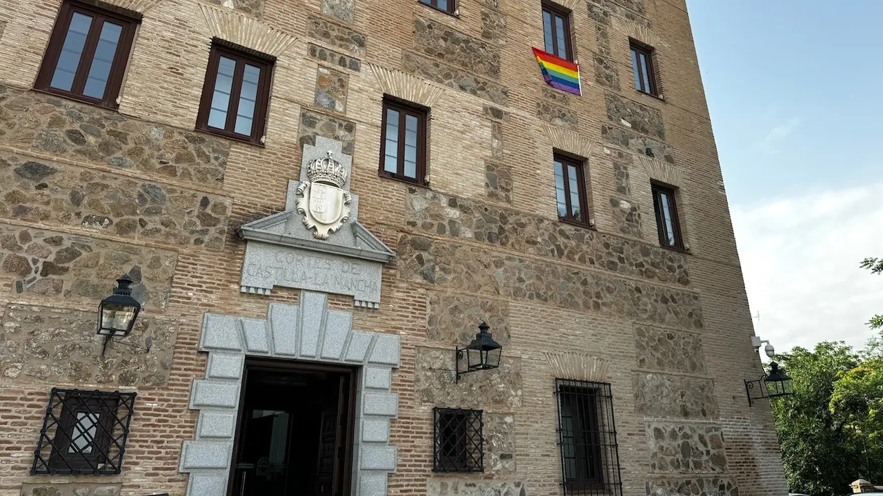 Las Cortes de Castilla-La Mancha cuelgan la bandera LGTBI en su fachada en apoyo al colectivo