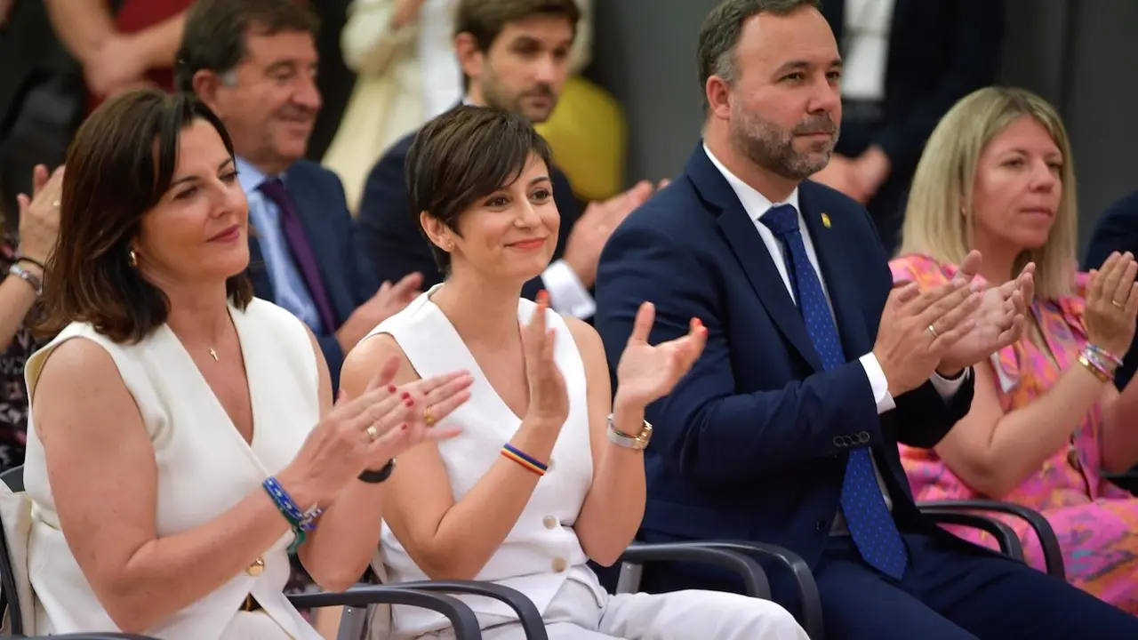 La ministra de Vivienda y Agenda Urbana, Isabel Rodríguez, durante la visita que ha realizado a la empresa Anro de Tomelloso (Ciudad Real)