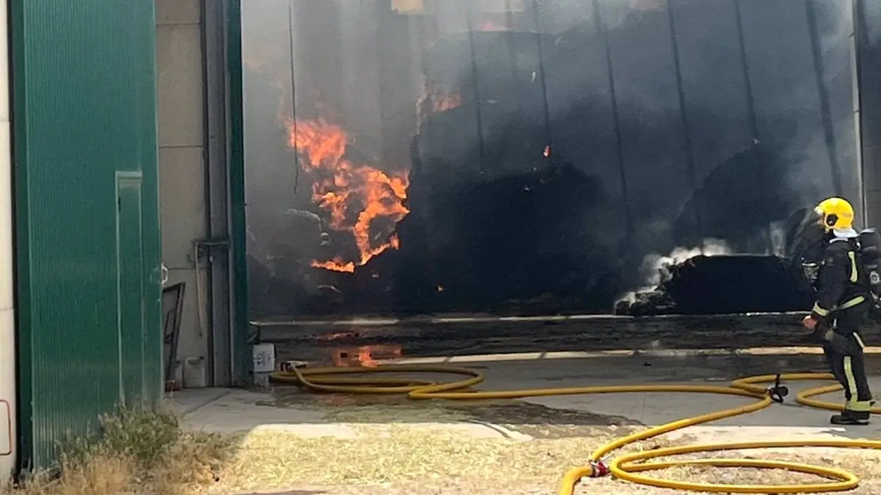 Se declara un incendio en una nave agrícola con pacas de paja en La Frontera