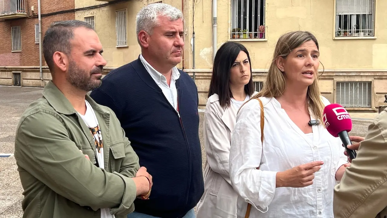 La secretaria general y portavoz parlamentaria del Partido Popular de Castilla-La Mancha, Carolina Agudo, atendiendo a los medios de comunicación este sábado en Guadalajara