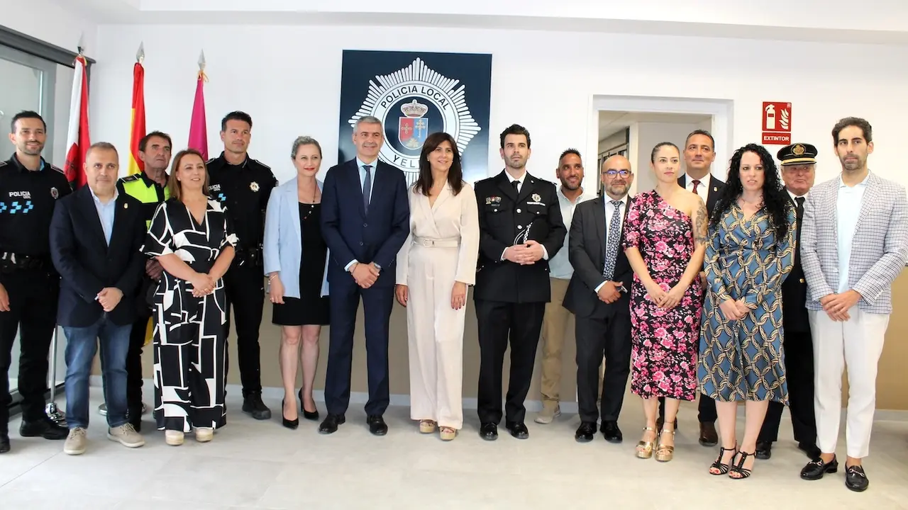 El delegado de la Junta en Toledo, Álvaro Gutiérrez, ha inaugurado junto a la alcaldesa de Yeles, María José Ruiz, el edificio que el Ayuntamiento ha construido para albergar a la Policía Local, Protección Civil y el Archivo municipal