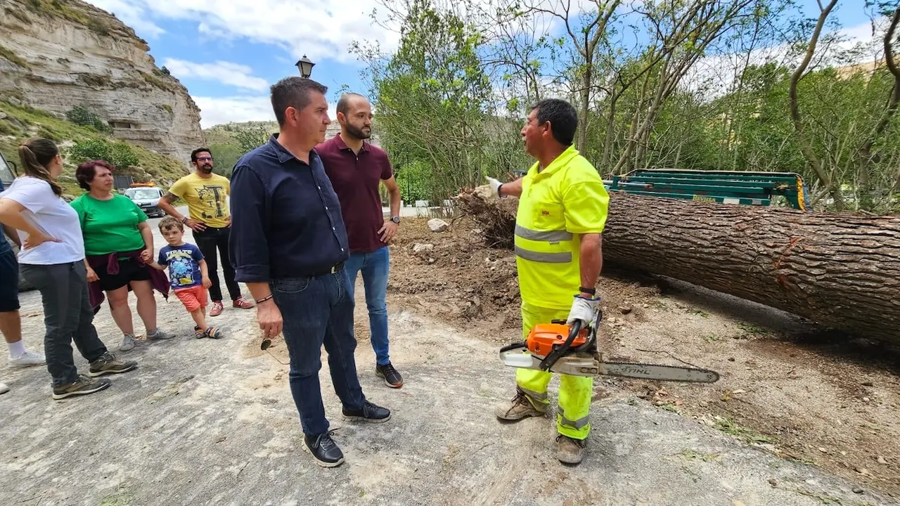El presidente de la Diputación de Albacete, Santiago Cabañero, ha visitado este sábado municipios de la comarca de La Manchuela afectados por las fuertes tormentas que la DANA dejó este viernes en la provincia