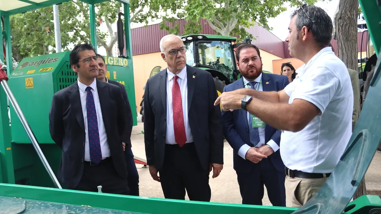 El vicepresidente segundo del Gobierno de Castilla-La Mancha, José Manuel Caballero, este domingo en la Feria Nacional del Campo (FERCAM) que se celebra en Manzanares (Ciudad Real)