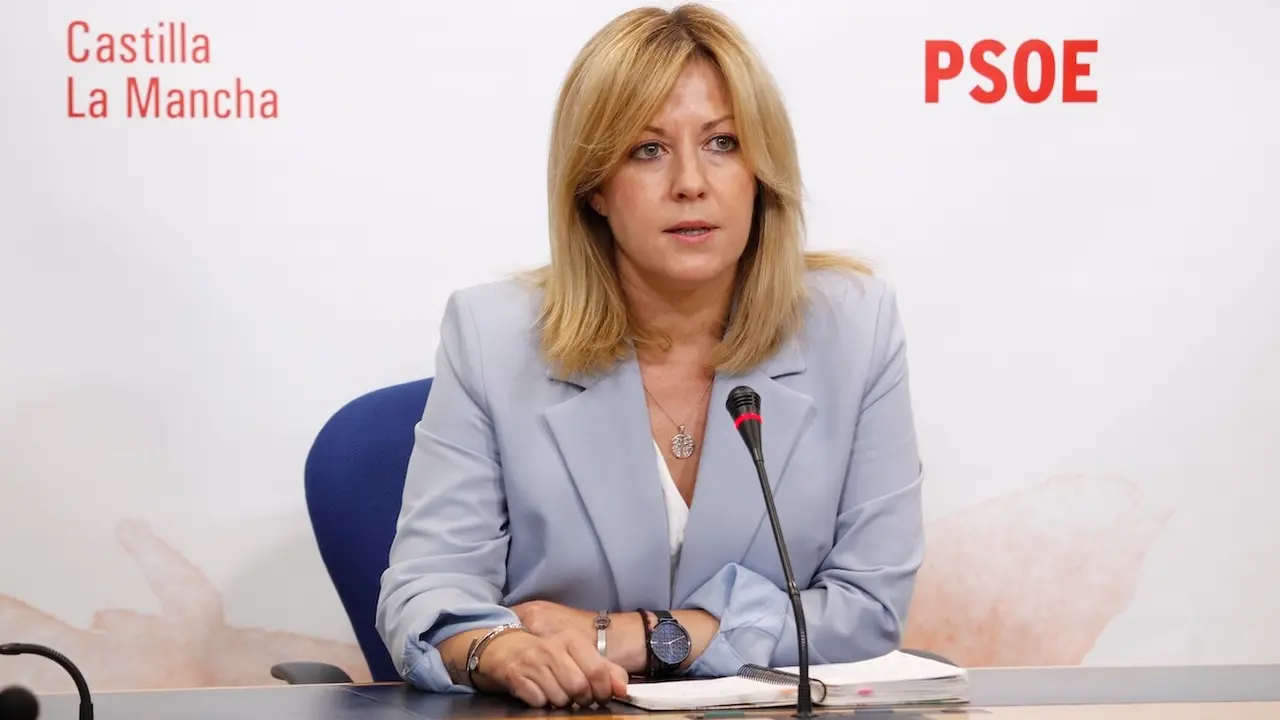 La portavoz del PSOE en las Cortes de Castilla-La Mancha, Ana Isabel Abengózar, durante la rueda de prensa que ha ofrecido en el Parlamento regional