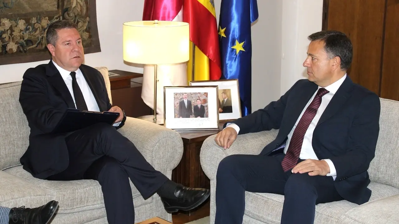 El presidente de Castilla-La Mancha, Emiliano García-Page, en un encuentro con el alcalde de Albacete, Manuel Serrano