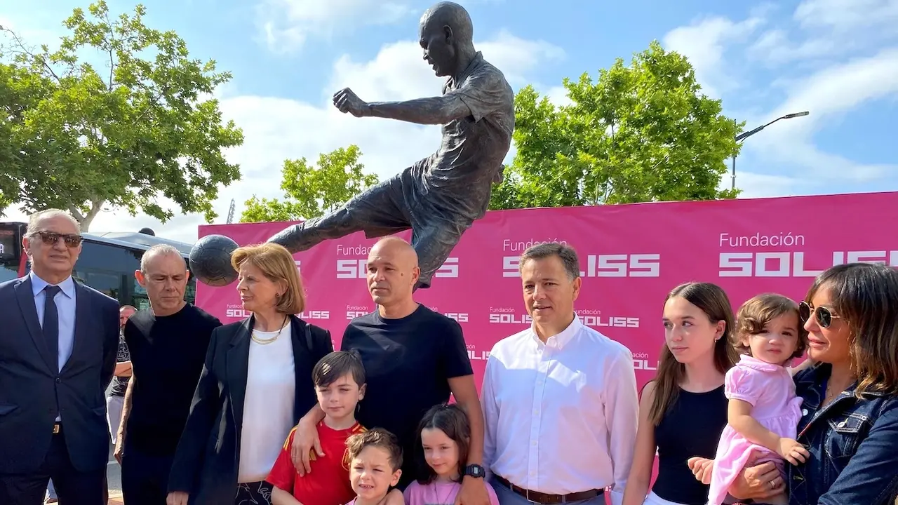 Andrés Iniesta, "muy agradecido por el reconocimiento" tras visitar su escultura en Albacete