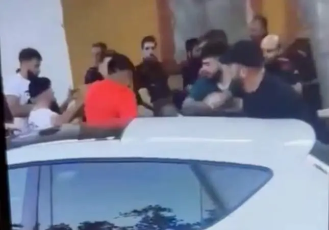 VIDEO. Una turba de vecinos tira del tejado y apaliza a un ladrón que se 'equivoca' de víctimas