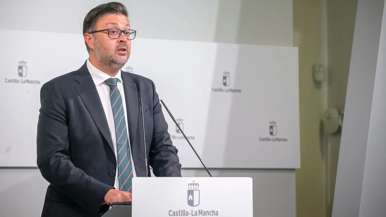 El consejero de Educación, Cultura y Deportes, Amador Pastor, ha informado en rueda de prensa de asuntos de su departamento abordados en el Consejo de Gobierno