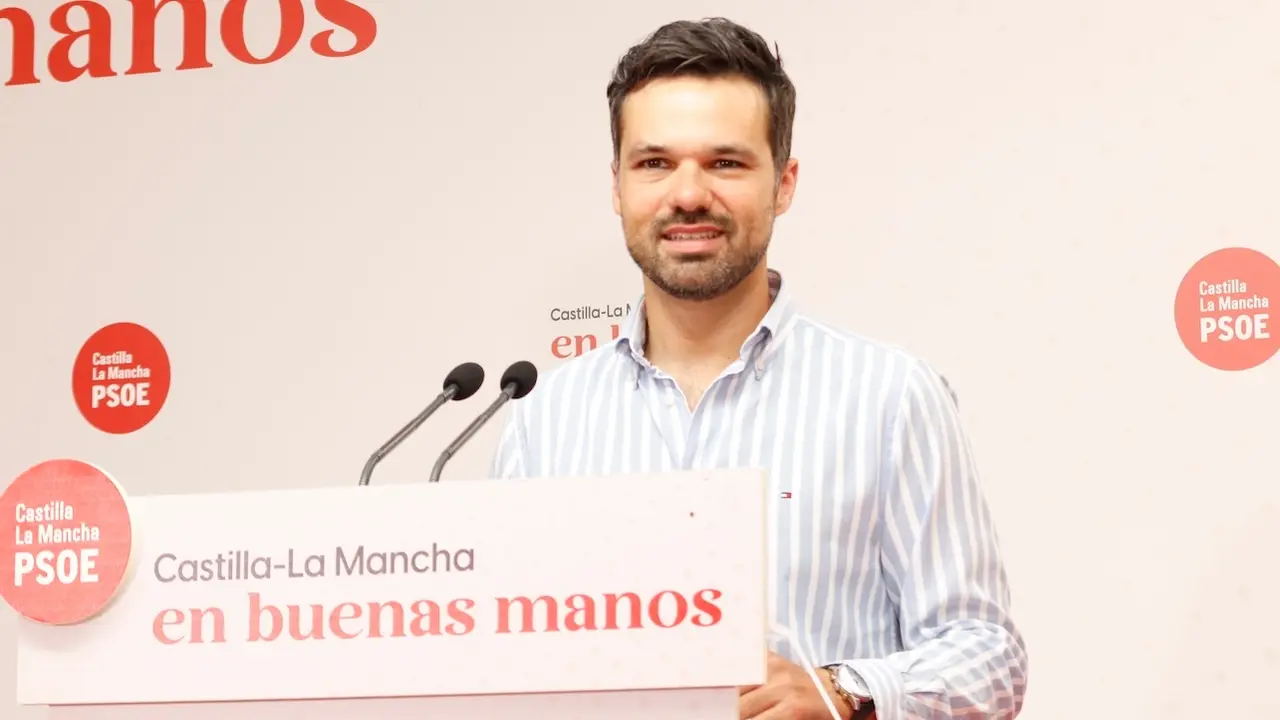 El secretario de Política Municipal del PSOE de Castilla-La Mancha, Miguel Zamora, durante la rueda de prensa que ha ofrecido en la sede de los socialistas en Toledo