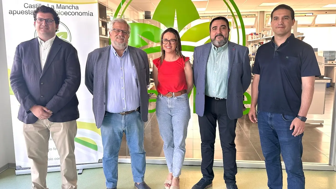 La viceconsejera de la Política Agraria Común y Política Agroambiental, Gracia Canales Duque, durante la visita a la Biorrefinería I+D CLAMBER