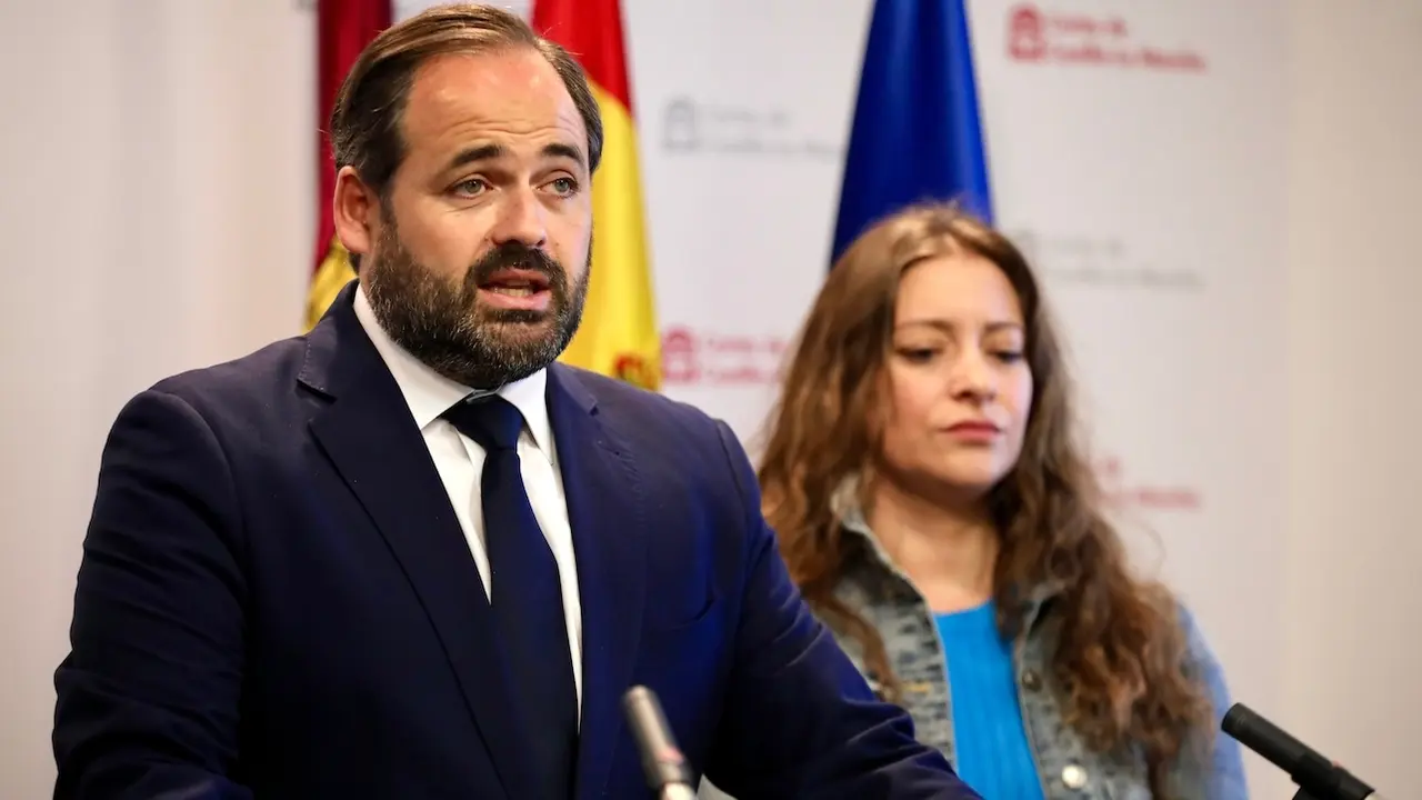 El presidente del PP de Castilla-La Macha, Paco Núñez, en rueda de prensa en las Cortes acompañado por la vicesecretaria de Sanidad y Educación del PP, Ester Muñoz
