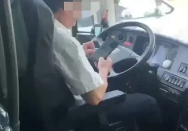 VIDEO. Detenido un conductor de autobús: conducía drogado y viendo vídeos
