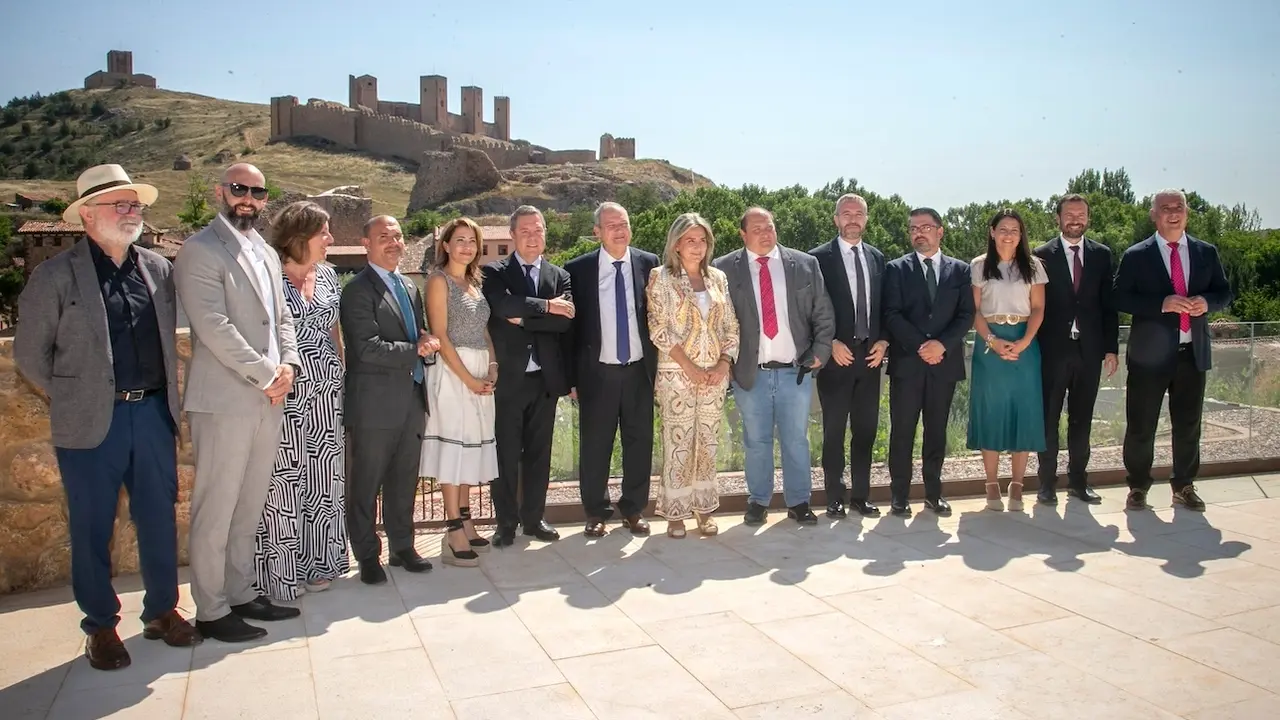 El presidente de Castilla-La Mancha, Emiliano García-Page, ha asistido al acto de entrega del nuevo Parador de Turismo de Molina de Aragón (Guadalajara) a Paradores