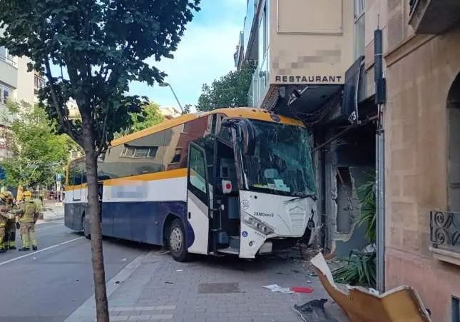 VIDEO. Cinco heridos, uno de ellos grave, tras chocar un autobús contra un hotel