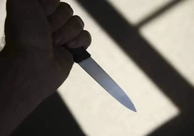Un banda juvenil mutila a un niño de 11 años grabándole unas letras con un cuchillo