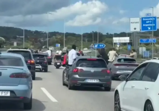 VIDEO. Con el cuerpo fuera del coche y a toda velocidad: una peligrosa celebración