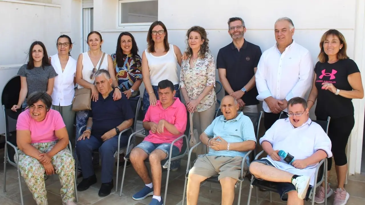 La consejera portavoz del Gobierno de Castilla-La Mancha, Esther Padilla, durante la visita que ha realizado a la vivienda con apoyos que gestiona Amafi en Ciruelos (Toledo)