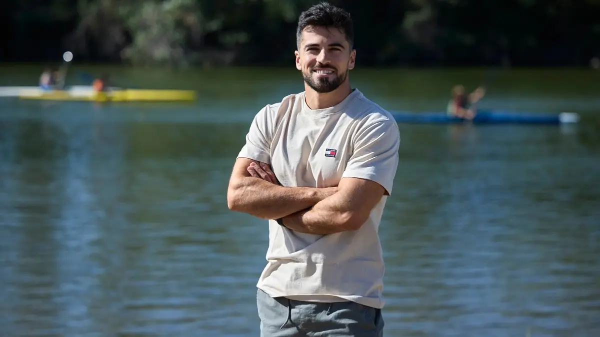 El piragüista talaverano Paco Cubelos, que recientemente ha conseguido una plaza en los Juegos Olímpicos de París para el equipo español, posa en un momento de la entrevista - EFE/Manu Reino