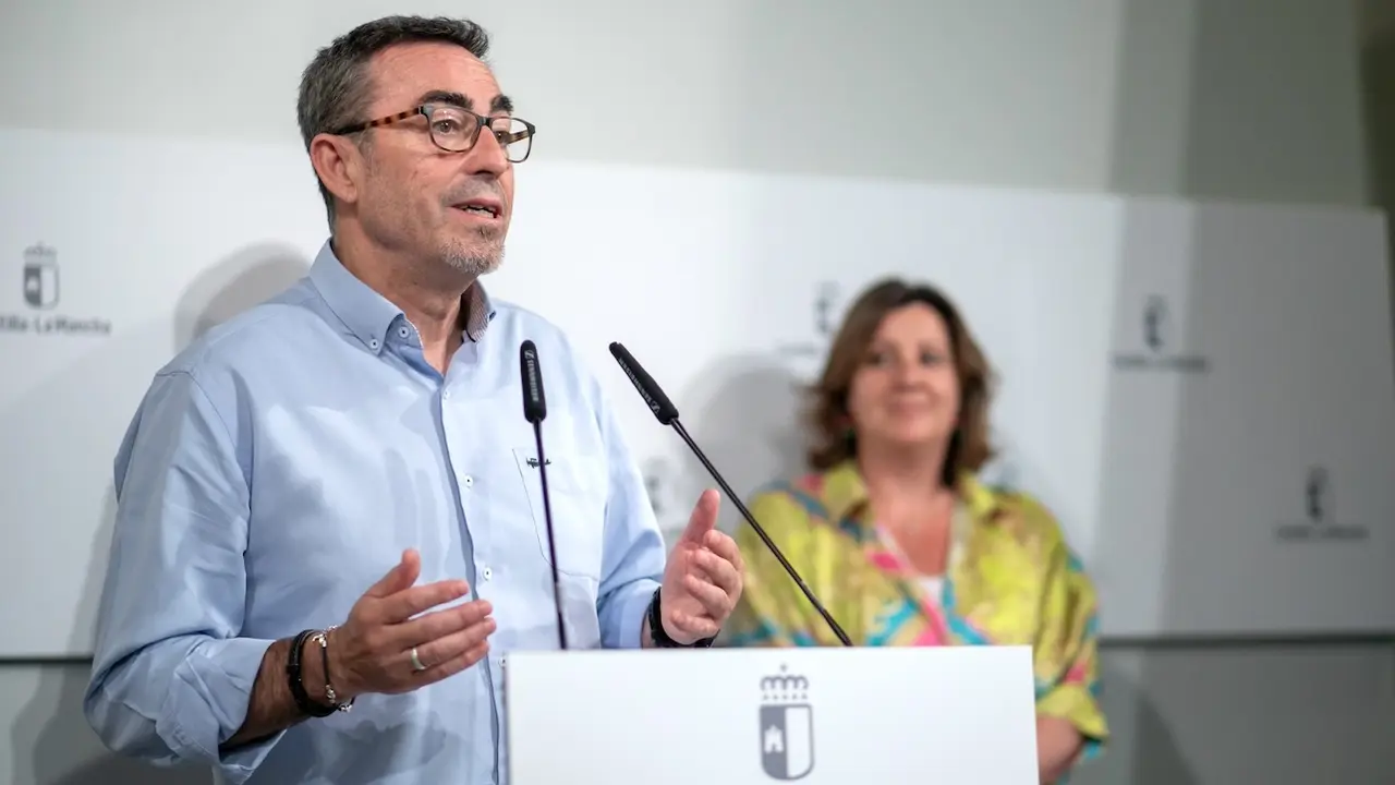 El secretario general de CCOO en Castilla-La Mancha, Paco de la Rosa, en rueda de prensa en el Palacio de Fuensalida tras la reunión del Pleno del Consejo de Diálogo Social
