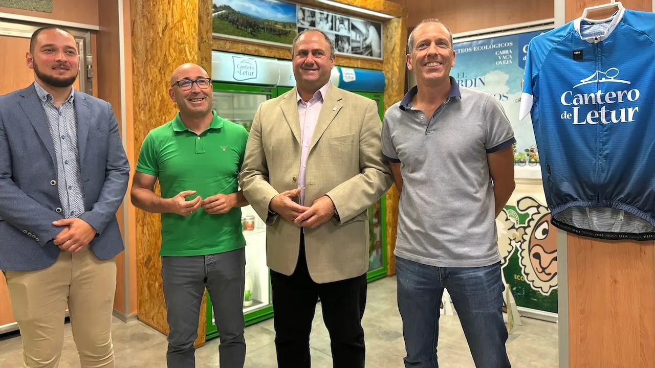 El consejero de Agricultura, Ganadería y Desarrollo Rural, Julián Martínez Lizán, ha visitado, en Letur (Albacete), la empresa El Cantero de Letur