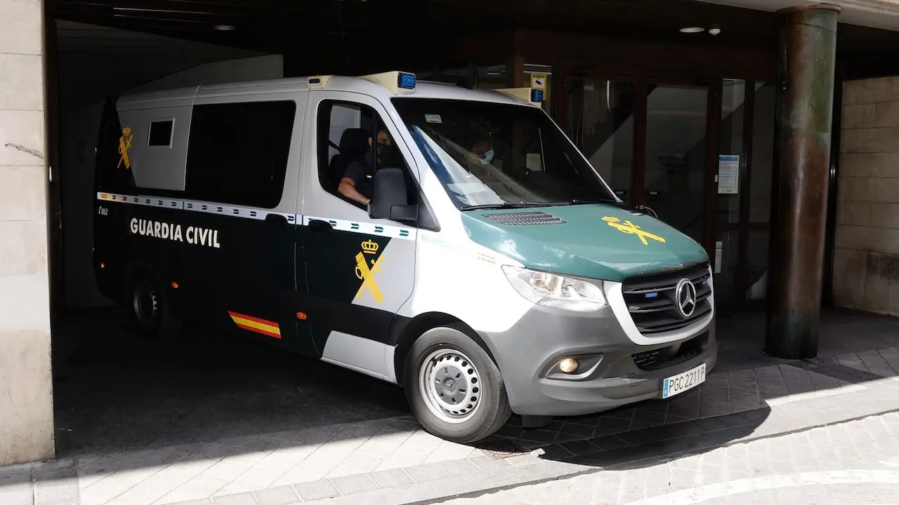 Muere una mujer atropellada por un furgón de la Guardia Civil en una avenida