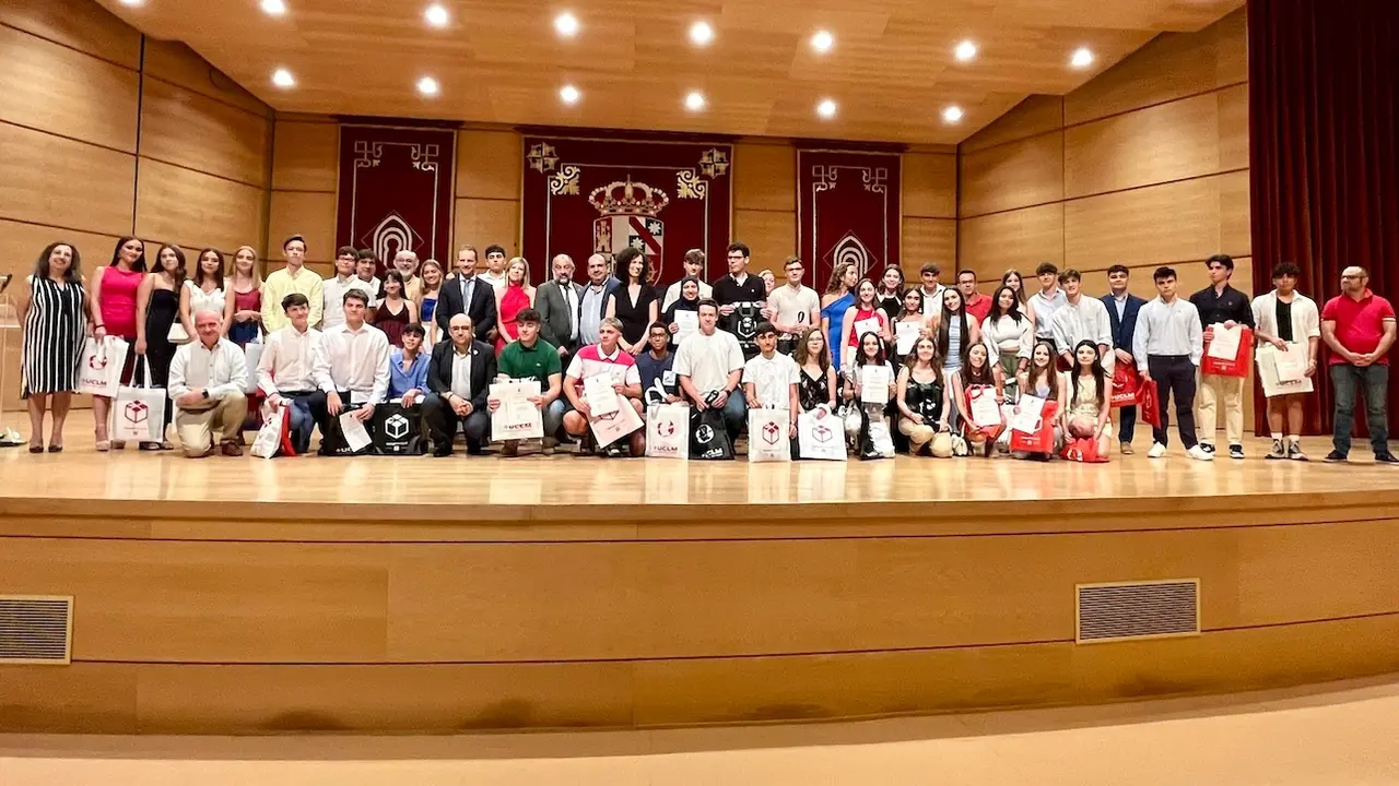 La UCLM y la Junta reconocen a estudiantes con mejores resultados en la EvAU y en las olimpiadas