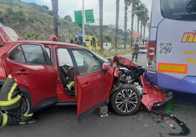 Un coche colisiona contra un autocar y la conductora es rescatada por el maletero