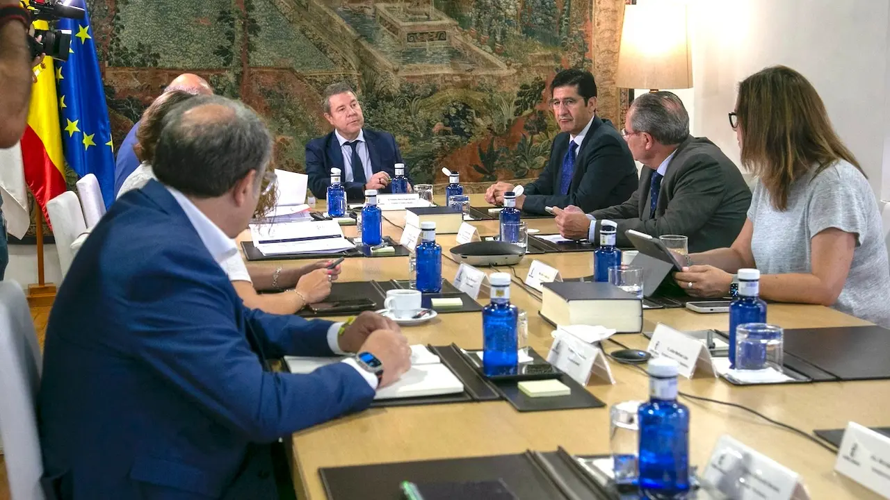 El presidente de Castilla-La Mancha, Emiliano García-Page, ha presidido en el Palacio de Fuensalida de Toledo, el Consejo de Gobierno extraordinario que ha dado el visto bueno a la tramitación del nuevo Estatuto de Autonomía