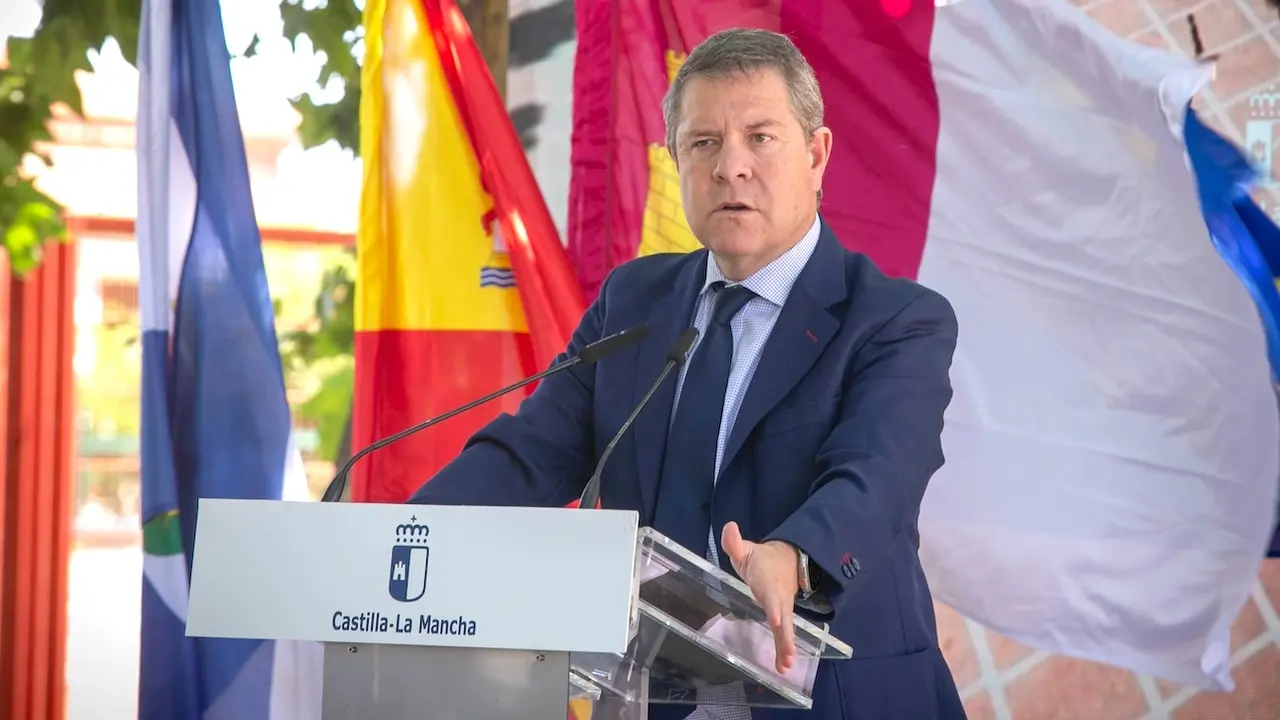 El presidente de Castilla-La Mancha, Emiliano García-Page, ha colocado la primera piedra del nuevo Centro de Día para personas con Alzheimer y el Centro de Mayores de Talavera de la Reina (Toledo)