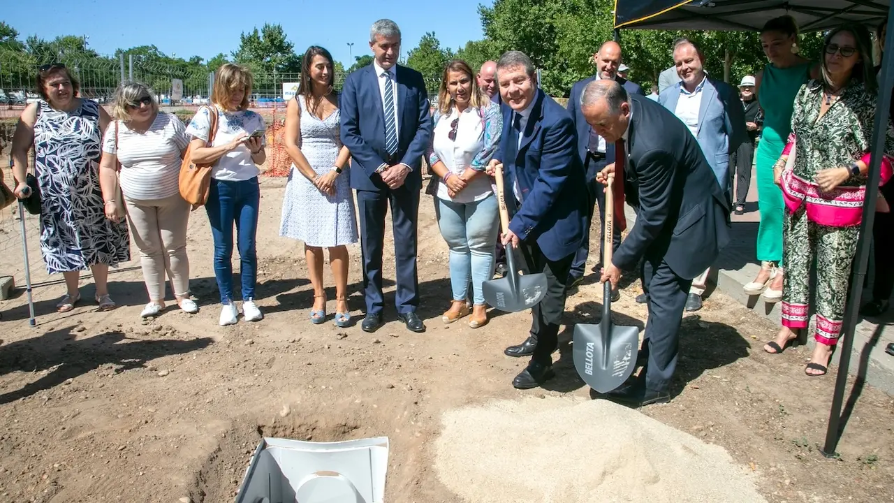 El presidente de Castilla-La Mancha, Emiliano García-Page, ha colocado la primera piedra del nuevo Centro de Día para personas con Alzheimer y el Centro de Mayores de Talavera de la Reina (Toledo)