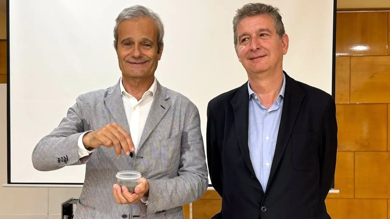 El presidente de la empresa Quantum Minería, Javier Merino, y el geólogo del proyecto en el Campo de Montiel, Enrique Buckhalter, durante la rueda de prensa que han ofrecido