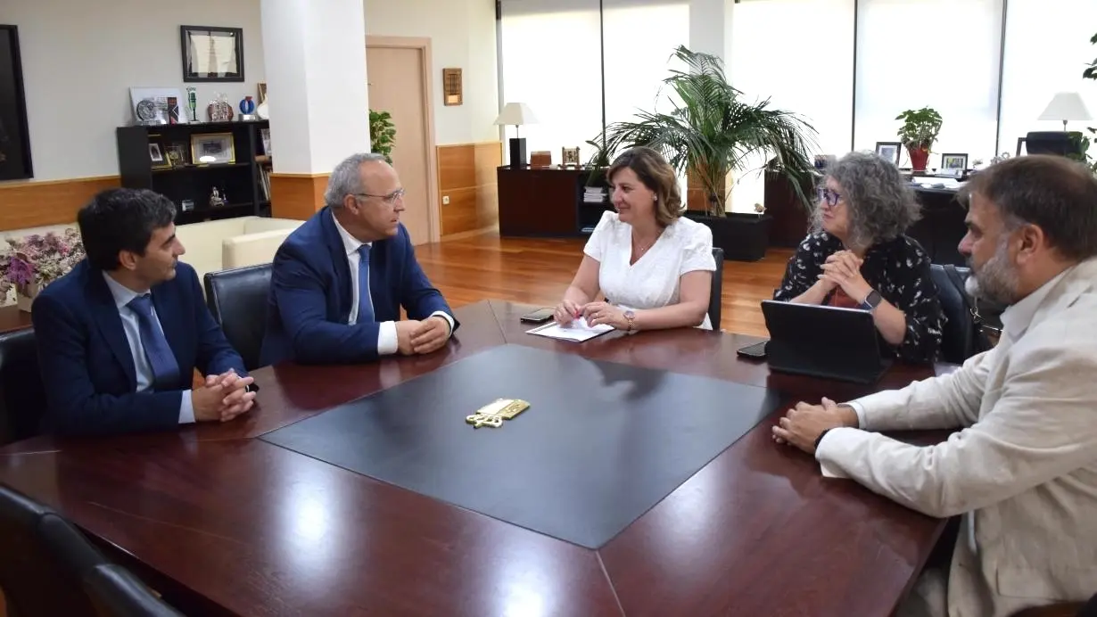 La consejera de Economía, Empresas y Empleo, Patricia Franco, y la consejera de Desarrollo Sostenible, Mercedes Gómez, se han reunido con el que será, a partir de septiembre, el nuevo director del Complejo en Puertollano, Antonio Lorenzo, y con el actual director, Arsenio Salvador
