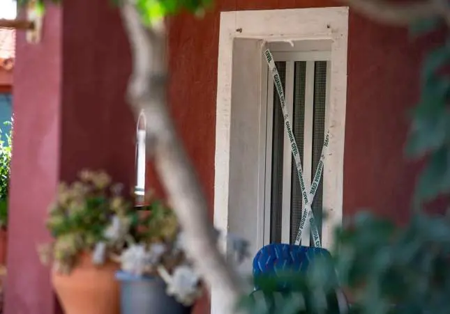 Investigan la muerte de un matrimonio en su casa: ella en una cama y él ahorcado