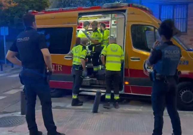 Prende fuego a 3 hombres y escapa: están críticos con quemaduras de segundo grado, ambulancia, policía, reyerta,