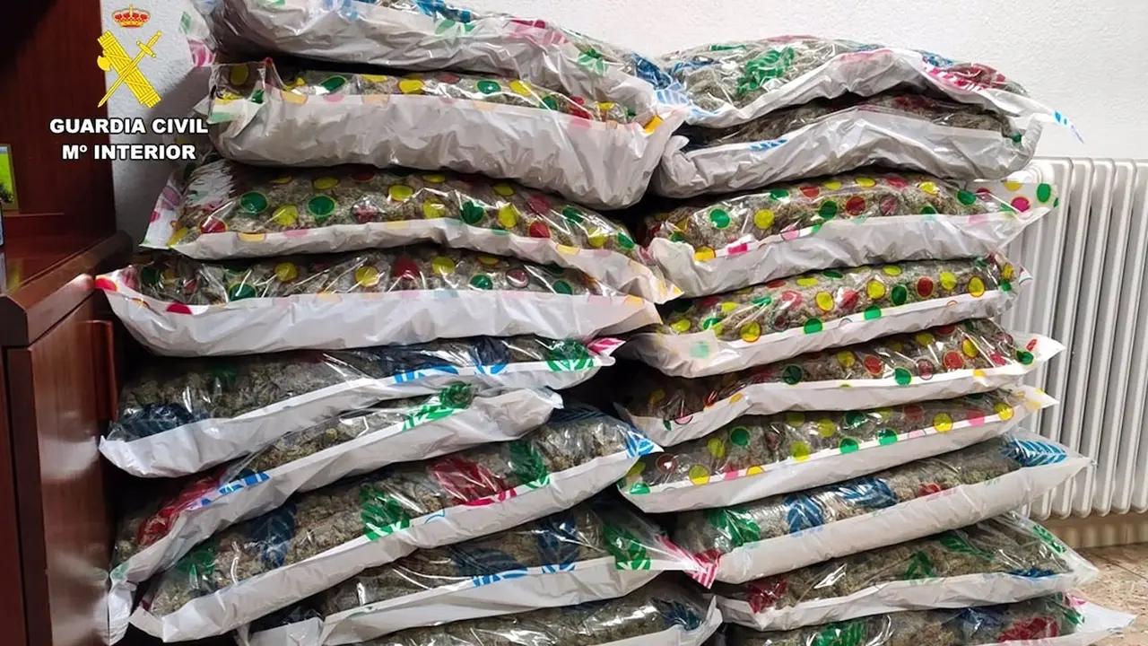 Dos hombres detenidos cuando transportaban 49 kilos de marihuana en un coche